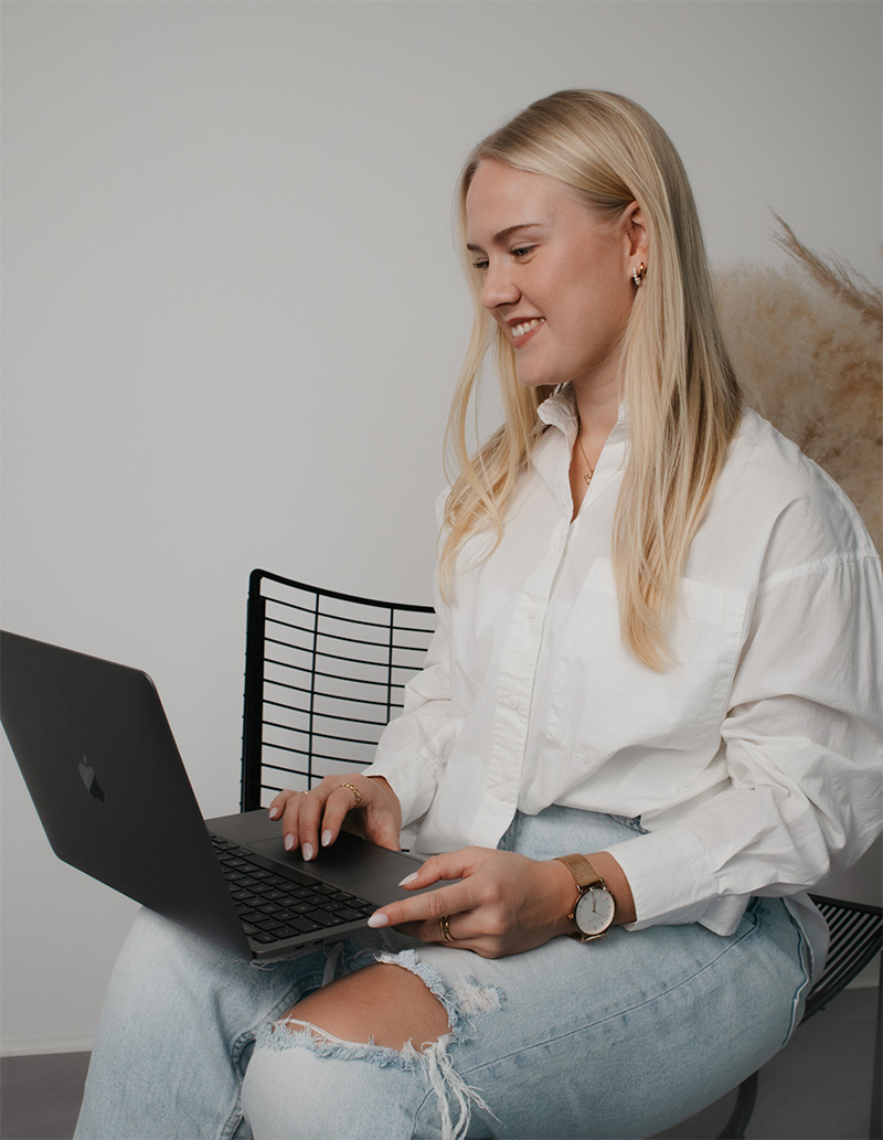 ks webdesign arbeitend am macbook